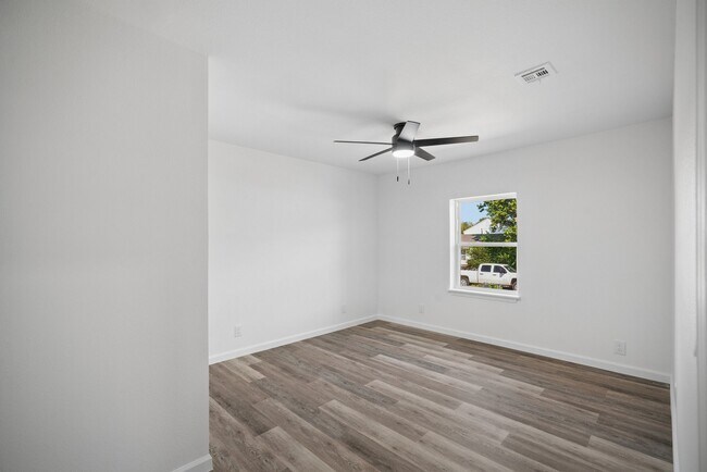 Building Photo - 4672 N Troost Ave