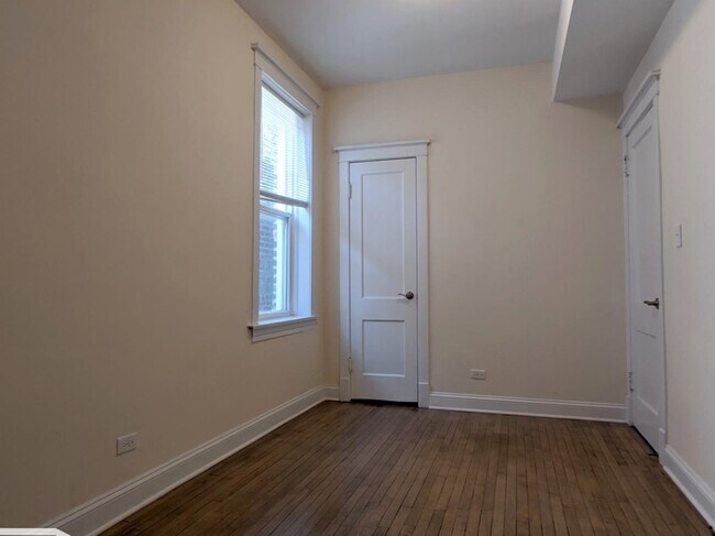Building Photo - 2814 N Troy St