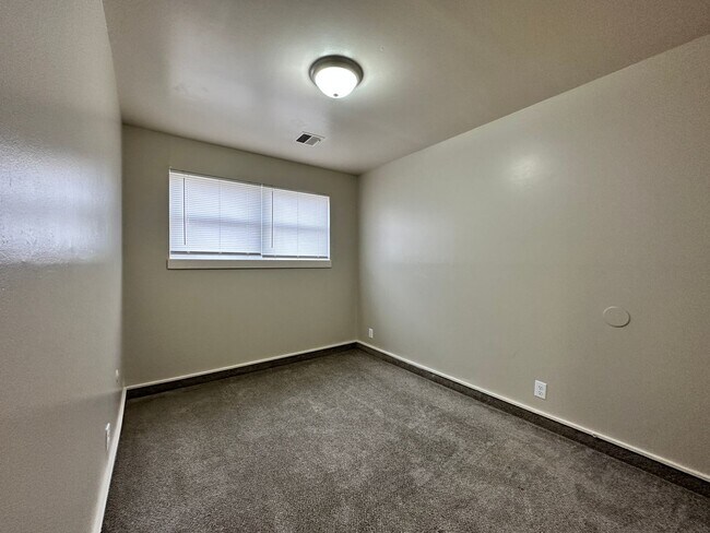 Building Photo - Townhome near Pawnee and Meridian