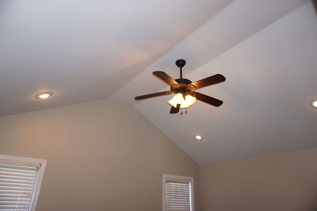 Building Photo - 210 Lake Dr