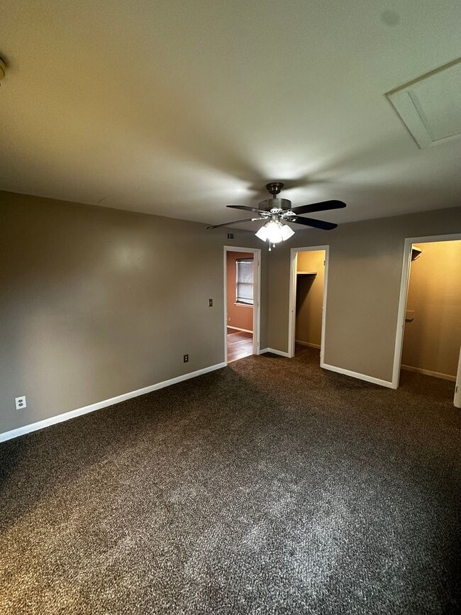 Building Photo - 3 Bedroom 2 Bath home | Fenced in back yard | In Town