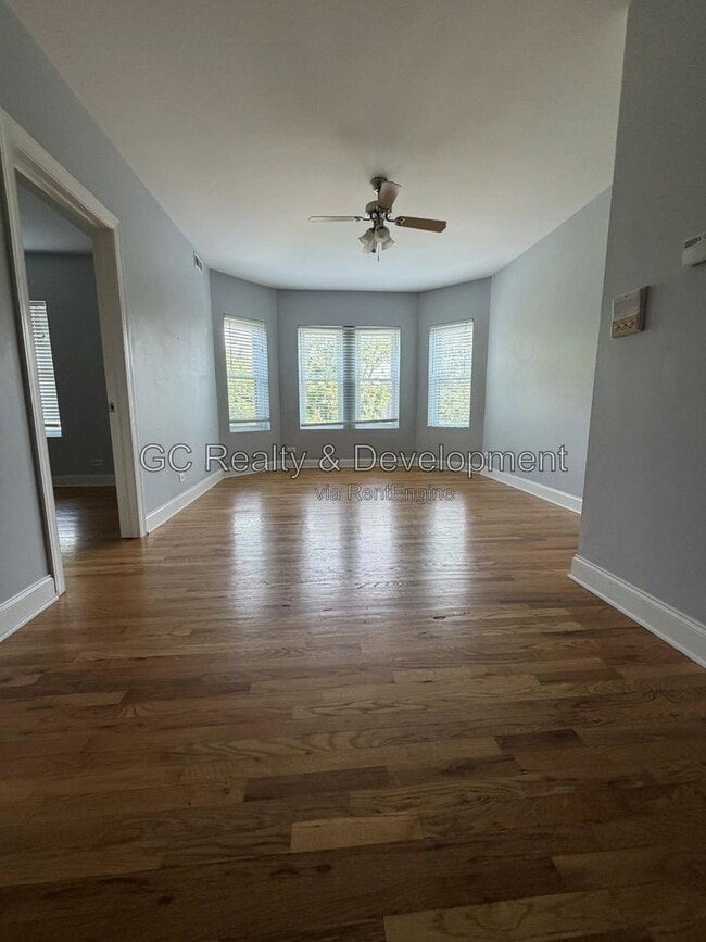 Building Photo - 702 Reba Pl