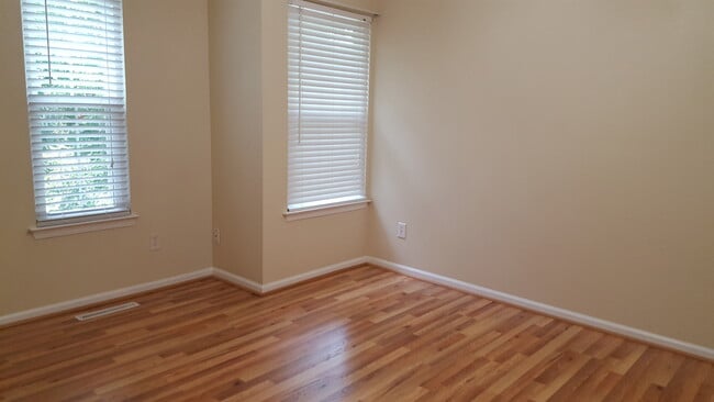 Building Photo - 2 bedroom Condo close to Military Bases and Shore Dr