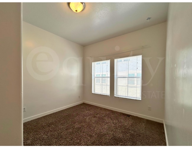 Building Photo - 674 E 380 N