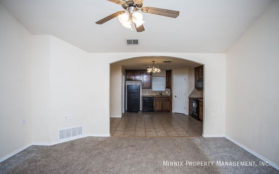 Building Photo - 9910 Weatherford Ave