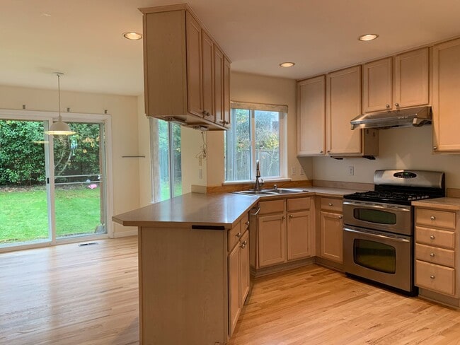 Building Photo - Beautiful 4BR Home | Cul-de-Sac Setting | Prime Bellevue Location