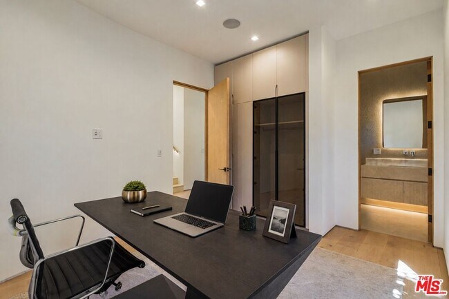 Building Photo - 1130 N Poinsettia Pl