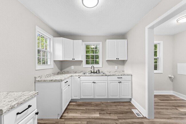 Building Photo - Freshly Renovated 2 Bed, 1 Bath – Prime Location Near Downtown Knoxville!