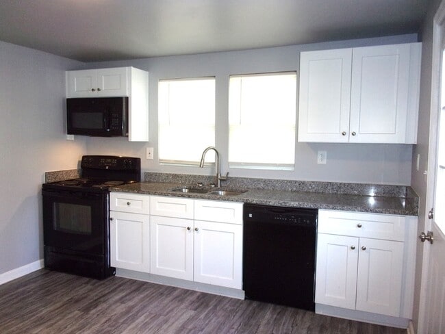 Building Photo - 307A Hall St