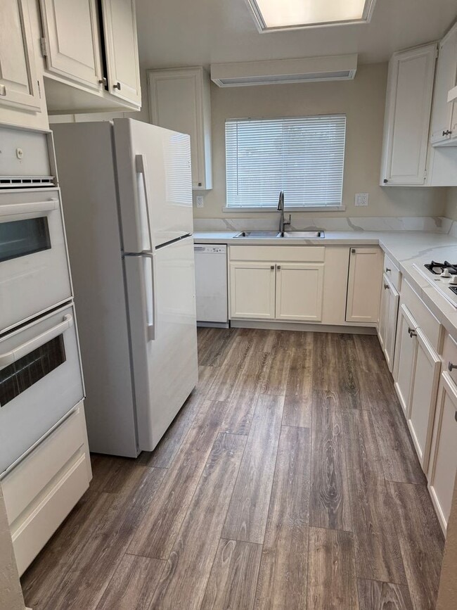 Building Photo - Seaside Home