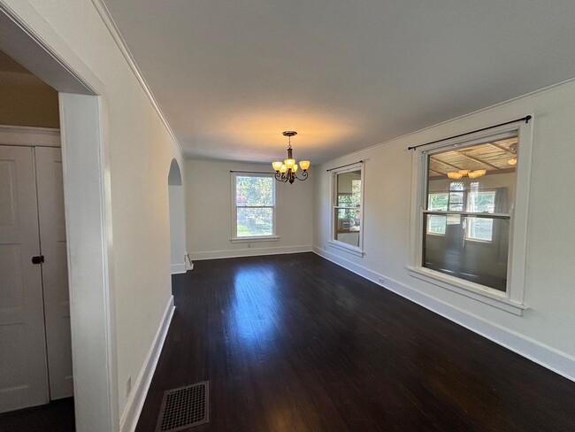 Building Photo - Newly Renovated 3 Bedroom on Park Avenue
