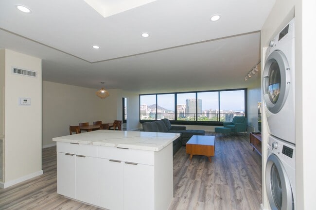 Building Photo - Canterbury Place - Fully renovated with hi...