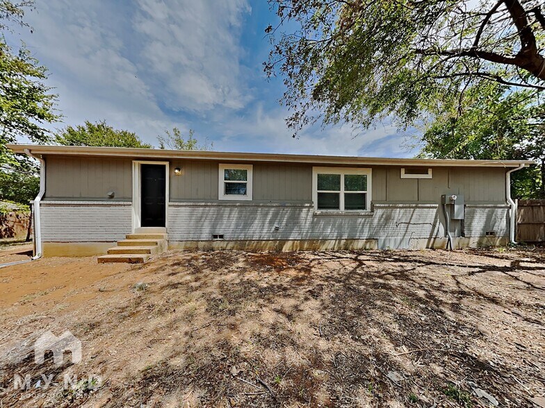 Building Photo - 12 The Briars