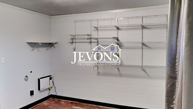 Building Photo - Inviting 2-bedroom with a fully fenced lar...