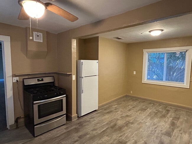 Building Photo - 4 bedroom 2 bath next to Chico State.