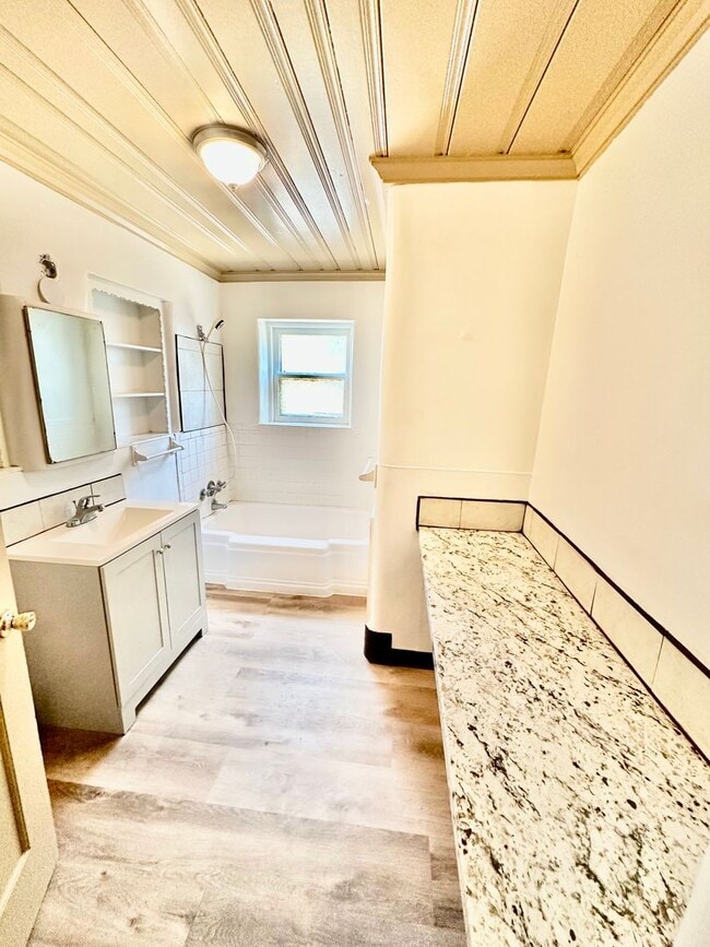 Building Photo - Fully Renovated West Fresno 4/2