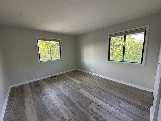 Building Photo - 190 Bourne Ln