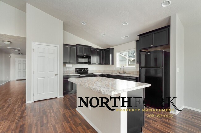 Building Photo - Great Nampa Rental with 3 car garage