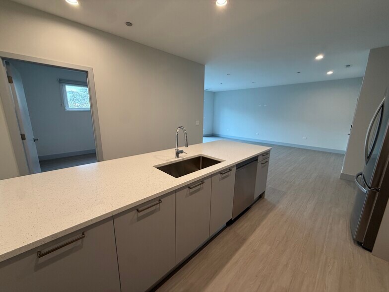 Building Photo - 6350 N Glenwood Ave