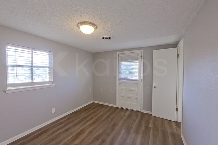 Building Photo - 208 4th Ave