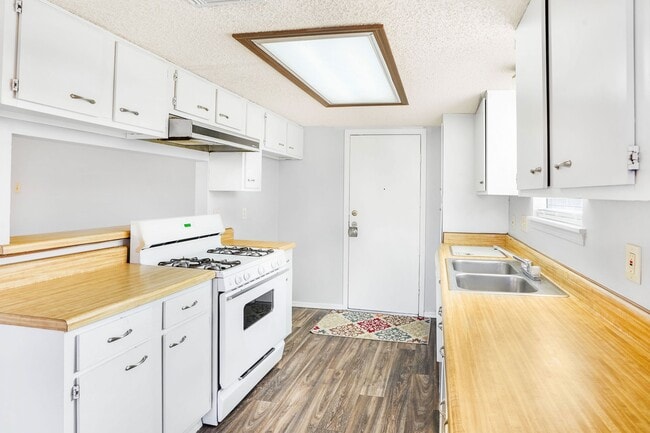 Building Photo - 15707 Baytree Dr