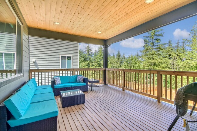 Building Photo - A true stunner in Tehaleh community!
