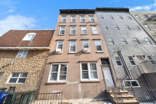 Building Photo - 531 Madison St