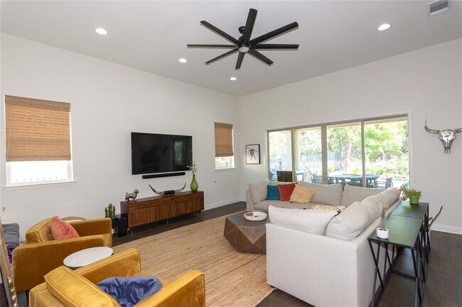 Building Photo - 205 Eiglehart Rd