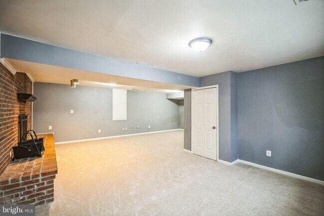 Building Photo - 16080 Deer Park Dr