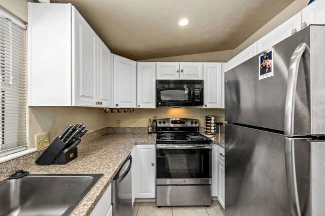 Building Photo - Spacious 4-Bedroom Home Near UA & Banner Health!