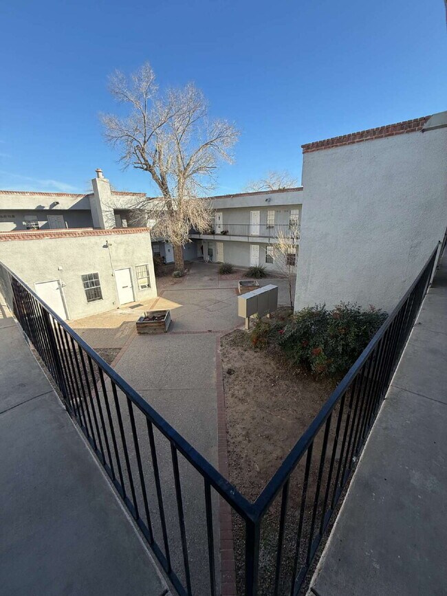 Building Photo - Downtown studio! Laundry on-site! Move-in special!