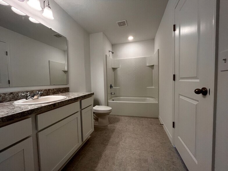 Building Photo - 1004 Appleton St
