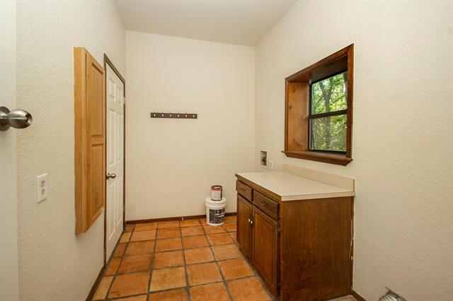 Building Photo - 3001 Jennifer Ave
