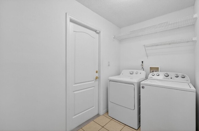 Building Photo - Available NOW - 3/2 Split Plan Home in Eustis with large Florida Rm!