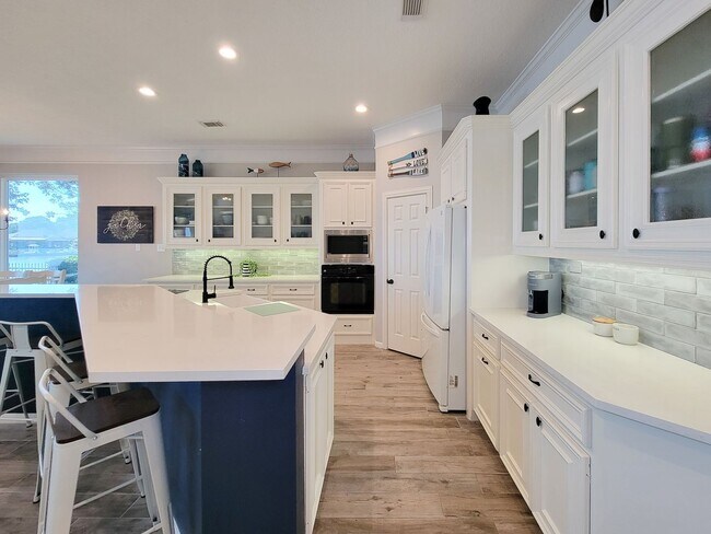 Building Photo - Beautifully designed waterfront property w...