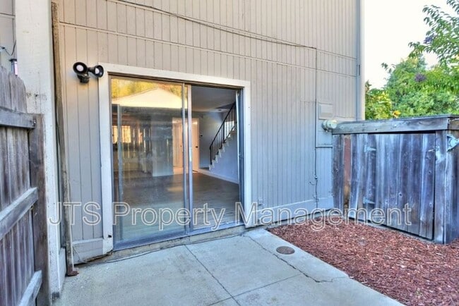 Building Photo - 45 Derow Ct