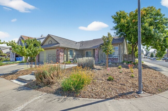 Building Photo - Beautiful 3-Bedroom Home with Pool in Elk ...