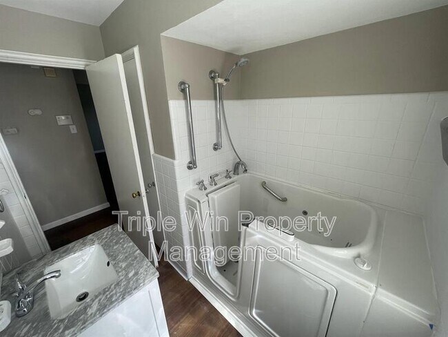 Building Photo - 7117 Forest Hill Dr