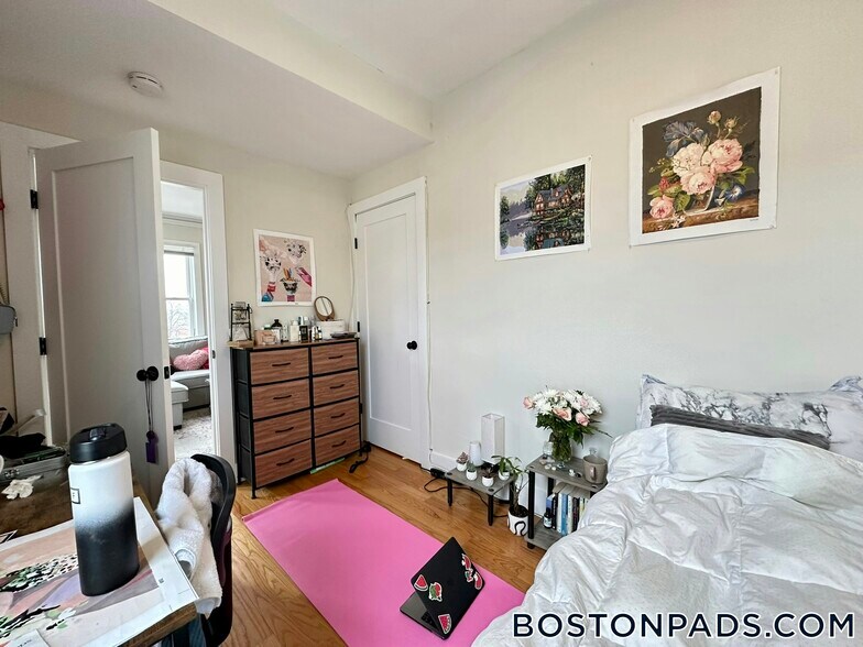 Building Photo - 839 Parker St