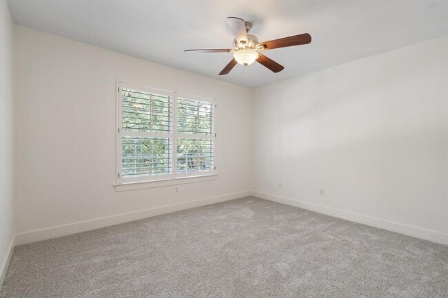 Building Photo - 14 Long Springs Pl