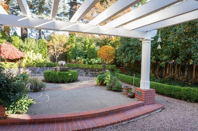 Building Photo - Dream Home in the Southwest Hills! Your Pa...