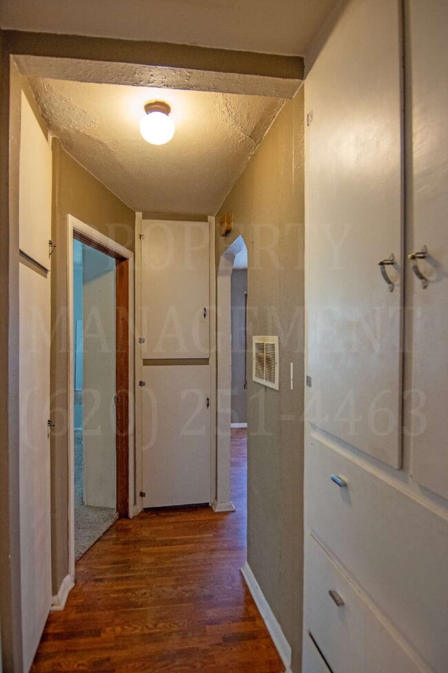 Building Photo - Cozy Living 2-Bedroom Home