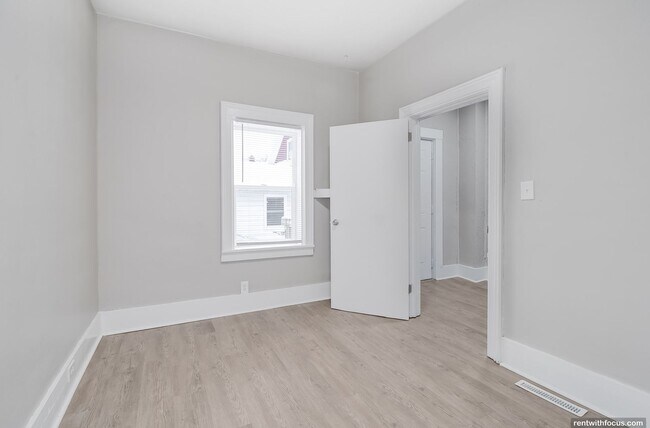 Building Photo - 818/818A Bowen St