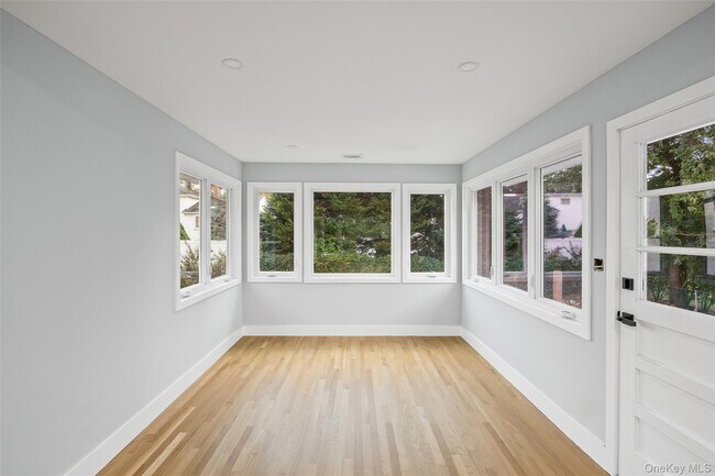 Building Photo - 2100 Beverly Way