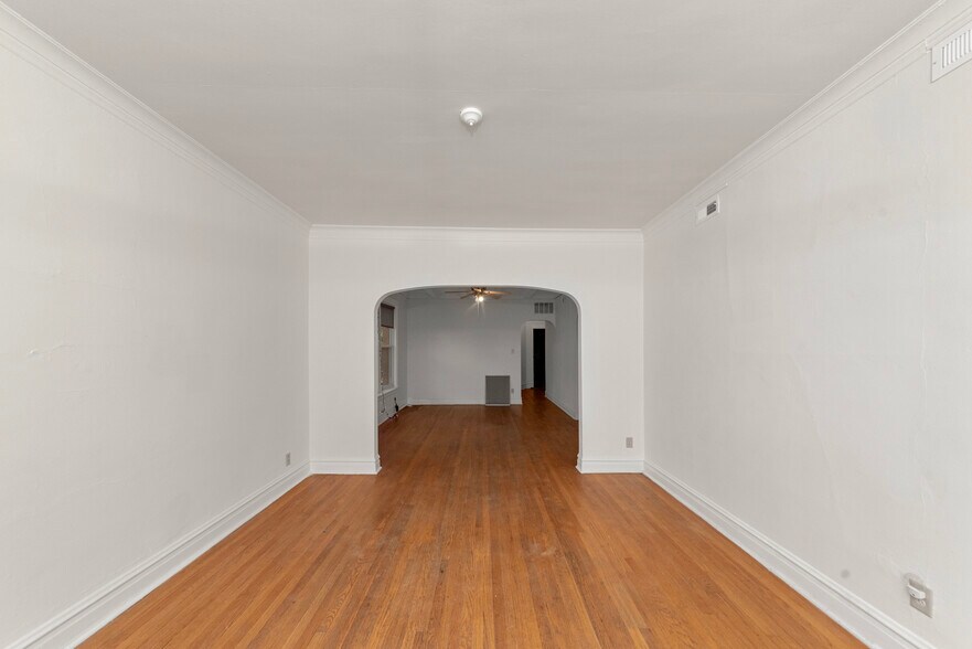 Building Photo - 1353 W Catalpa Ave