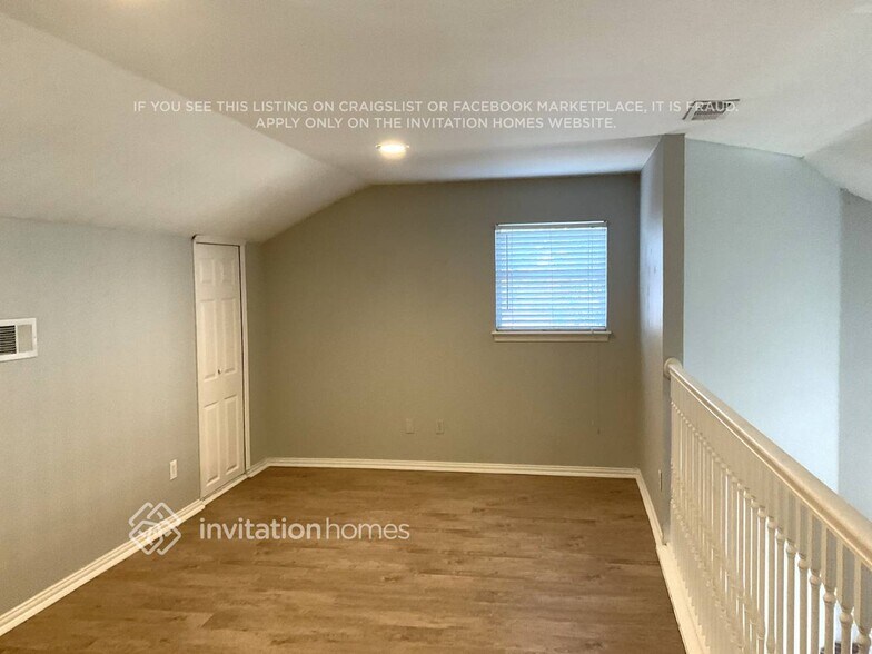 Building Photo - 823 Yellowstone Dr