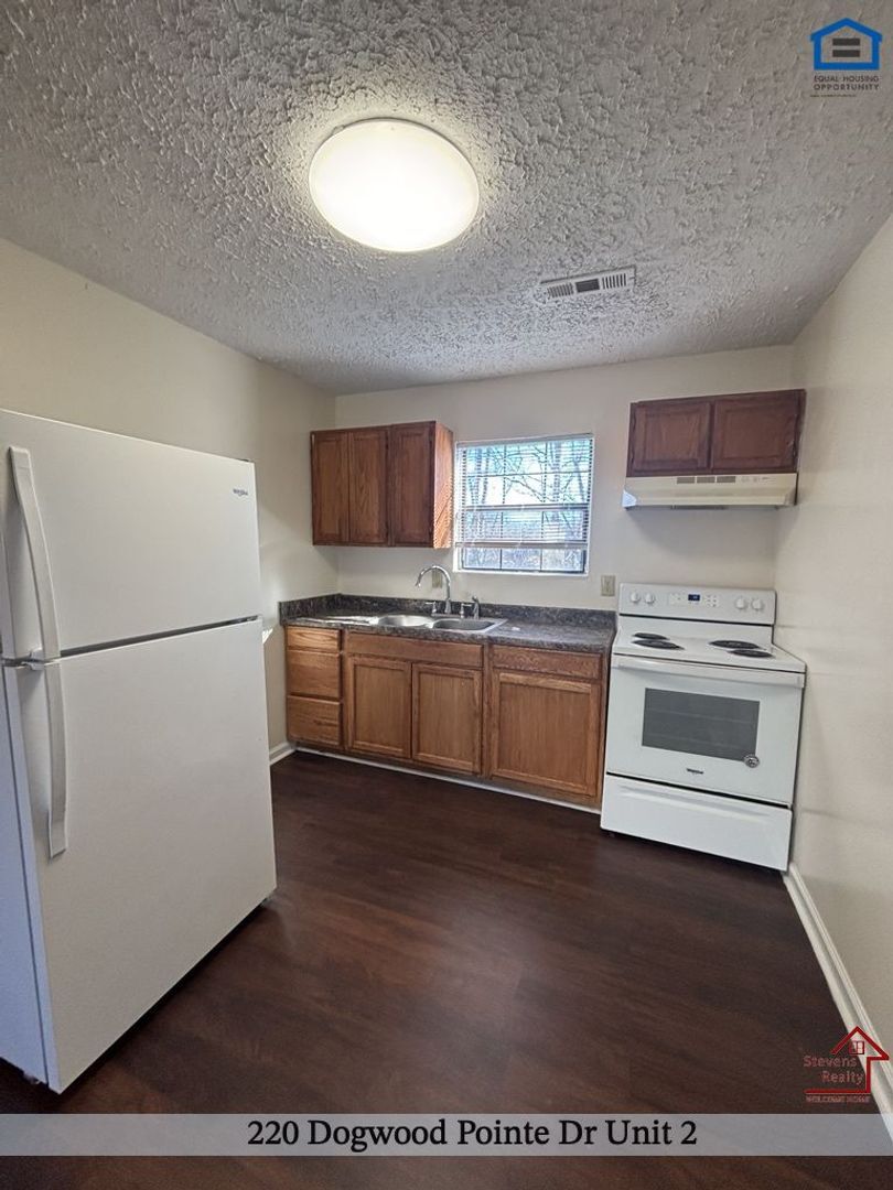 Building Photo - 220 Dogwood Pointe Dr