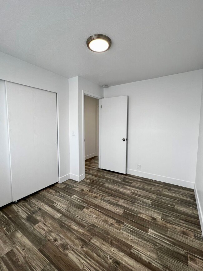 Building Photo - Beautiful remodeled 5 bed 2 bath home