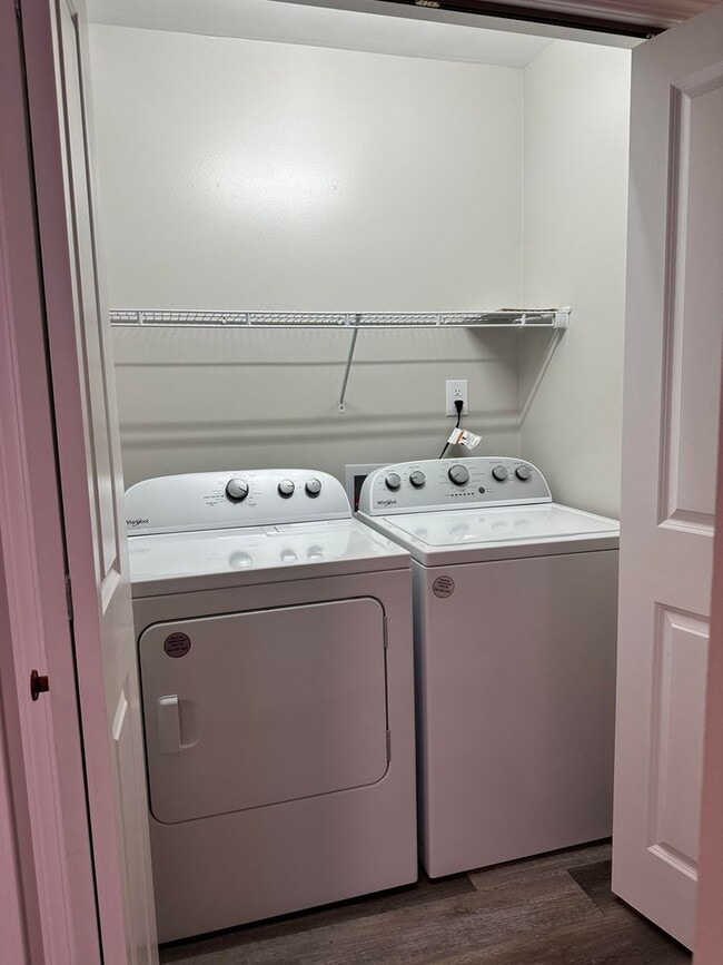 Building Photo - PRICE REDUCED! 3 bedroom, 2.5 bath Townhouse: Cedar Grove Townhomes!