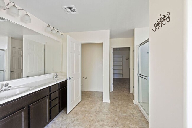 Building Photo - This very popular 2-story home floor plan ...